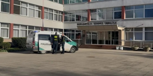 Policijas automašīna pie Marijampoles ģimnāzijas pēc uzbrukuma skolā