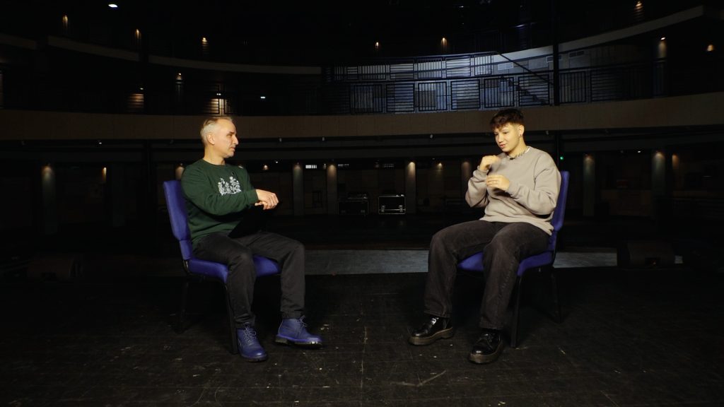 Emilija un Atis Zviedris sarunājas intervijā koncertzālē