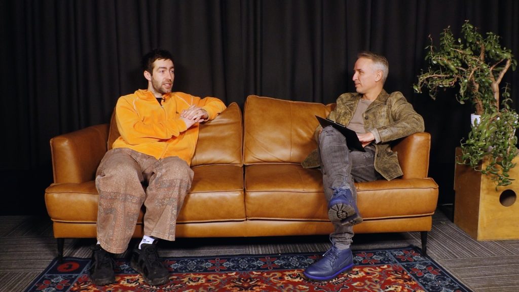 Atis Zviedris sēž uz dīvāna un intervē Fiņķi studijā.