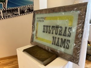 Vēsturiska izkārtne “Kultūras nams” Ķegumā