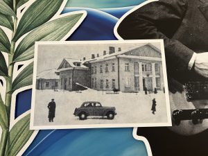 Vēsturiska fotogrāfija ar Ķeguma Tautas namu ziemā
