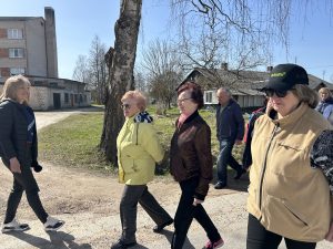 Seniori dodas pārgājienā Daudzevā Olimpiskā mēneša aktivitātēs.
