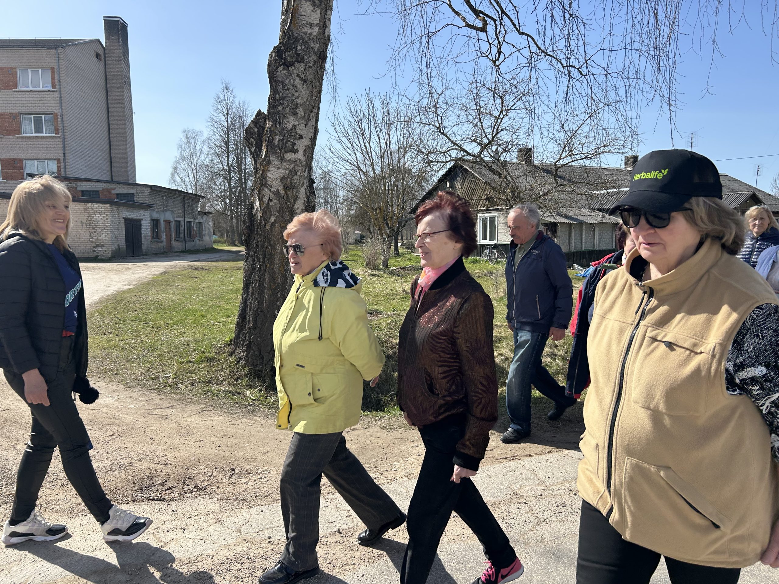 Seniori dodas pārgājienā Daudzevā Olimpiskā mēneša aktivitātēs.