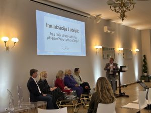 Paneļdiskusija par imunizāciju Latvijā konferenču zālē