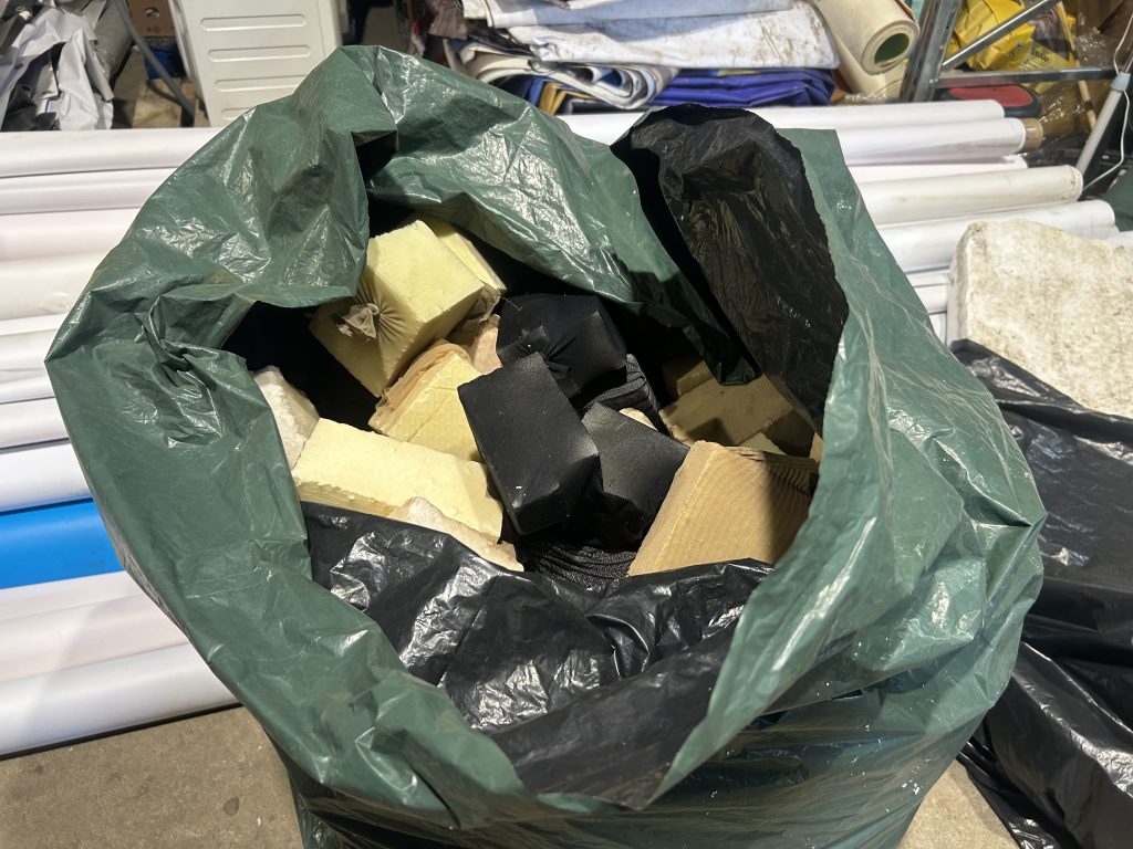 Maisā savākti materiāli maskēšanās tīklu izgatavošanai