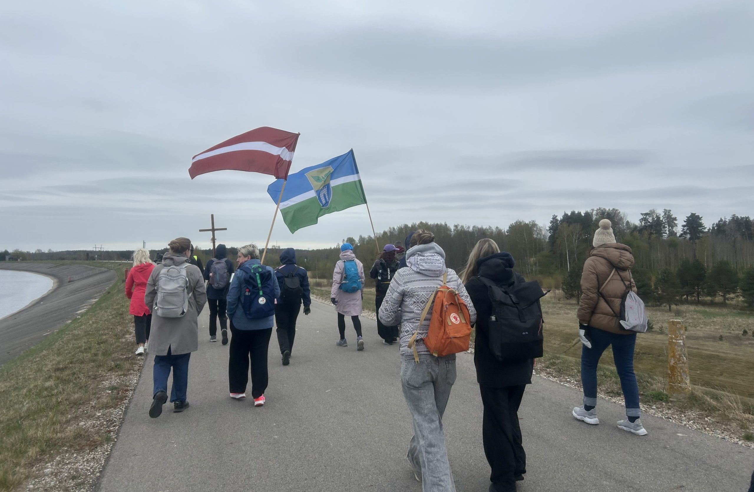 Svētceļnieki ar Latvijas karogu dodas ceļā