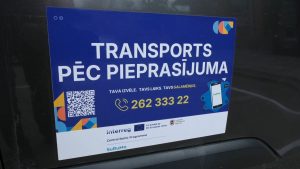 Zilā informatīvā zīme par transportu pēc pieprasījuma ar QR kodu