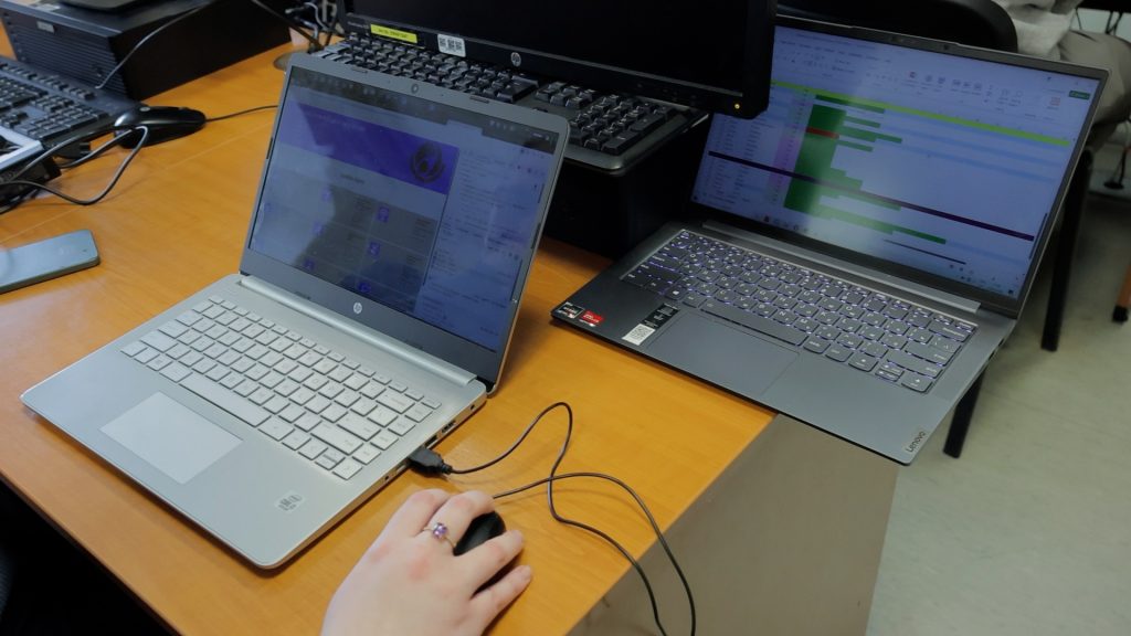 Divi portatīvie datori uz galda studiju procesā