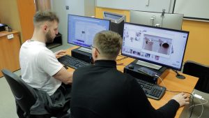 Divi studenti strādā pie datoriem