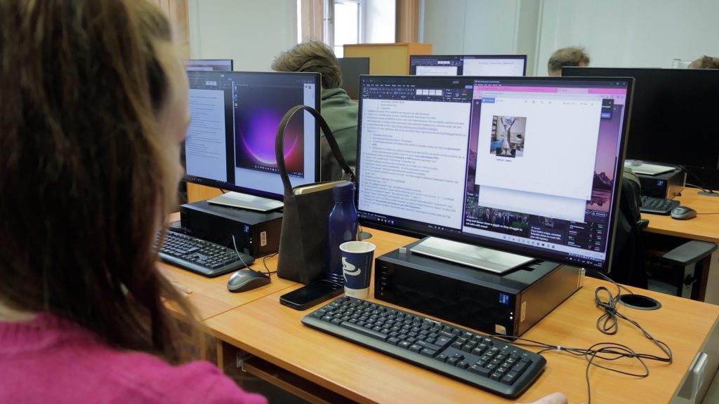 Studente strādā pie datora auditorijā