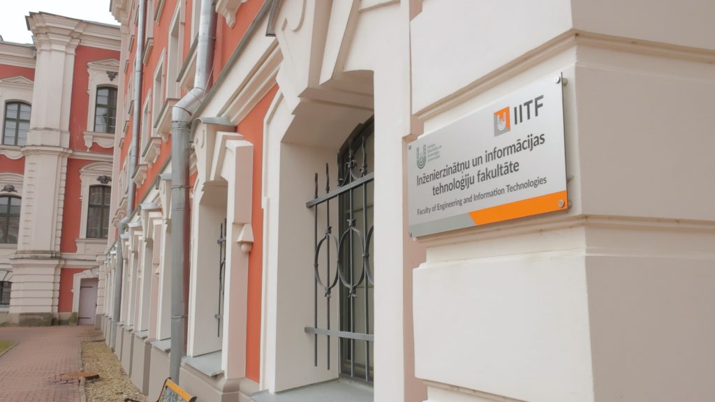 Universitātes ēka ar fakultātes nosaukumu - LBTU Inženierzinātņu un informācijas tehnoloģiju fakultāte