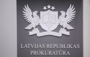 Latvijas Republikas prokuratūras emblēma uz sienas