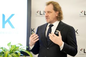 LDDK prezidents Andris Bite uzstājas konferencē, runājot auditorijas priekšā.