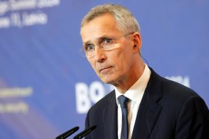 Jenss Stoltenbergs runā preses konferencē ar mikrofoniem