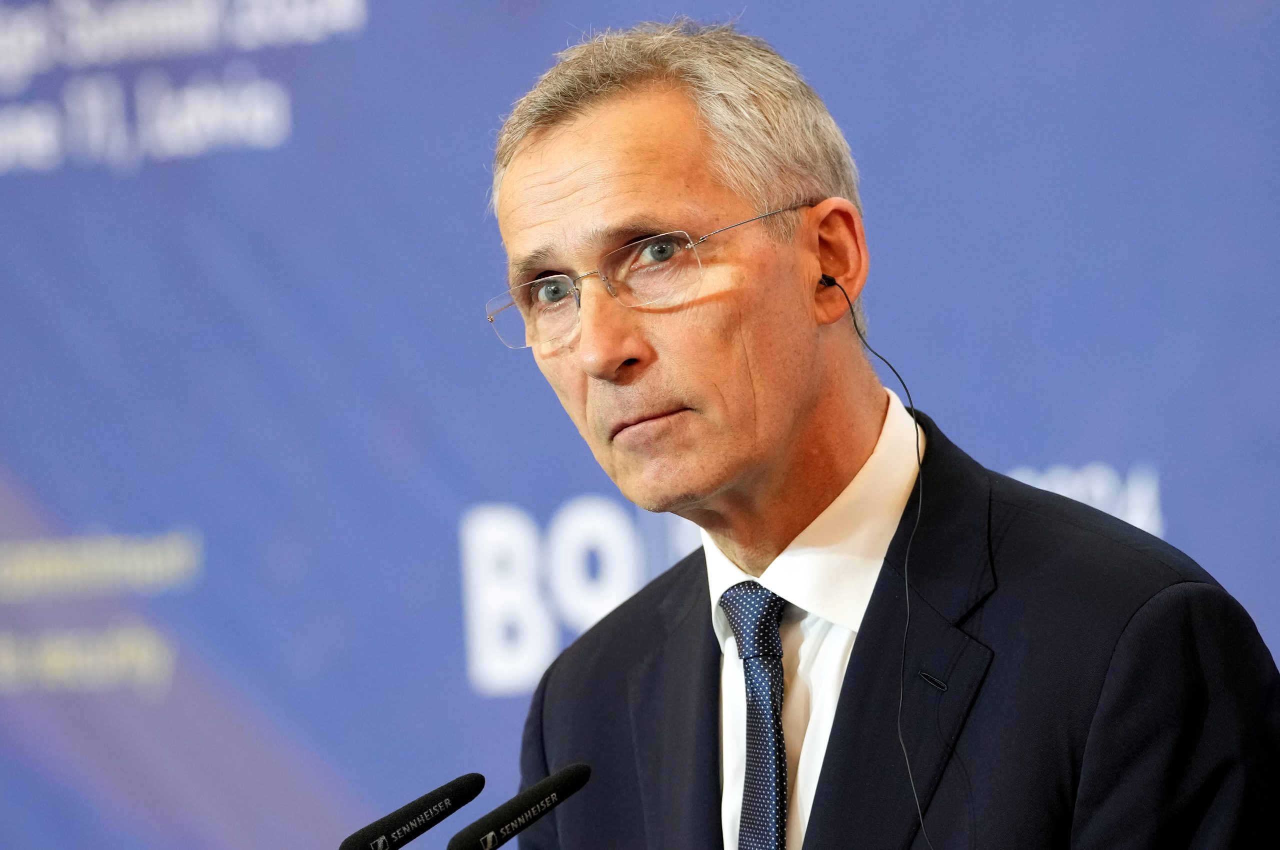 Jenss Stoltenbergs runā preses konferencē ar mikrofoniem