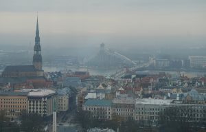 Rīgas panorāma miglainā laikā ar Doma baznīcu un Nacionālo bibliotēku fonā