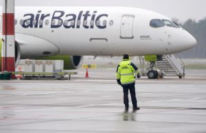 Lidostas darbinieks uz skrejceļa pie “airBaltic” lidmašīnas