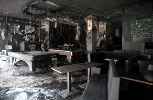 Izdegušas bāra telpas Vecrīgā ar apdegušiem biljarda galdiem un mēbelēm pēc ugunsgrēka