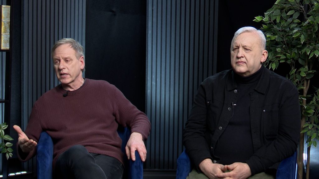 Ingus Ulmanis un Aigars Voitišķis no grupas “Lādezers” sēž studijā sarunas laikā.