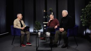 Atis Zviedris studijā intervē Ingu Ulmani un Aigaru Voitišķi no grupas “Lādezers”.