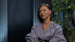 Atis Zviedris intervē Mariju Naumovu raidījuma “Dziesm’avots” studijā