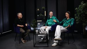 Atis Zviedris intervē grupas “Muzikanti no Cēsīm” dalībniekus studijā, viesi tērpti zaļos skatuves kostīmos