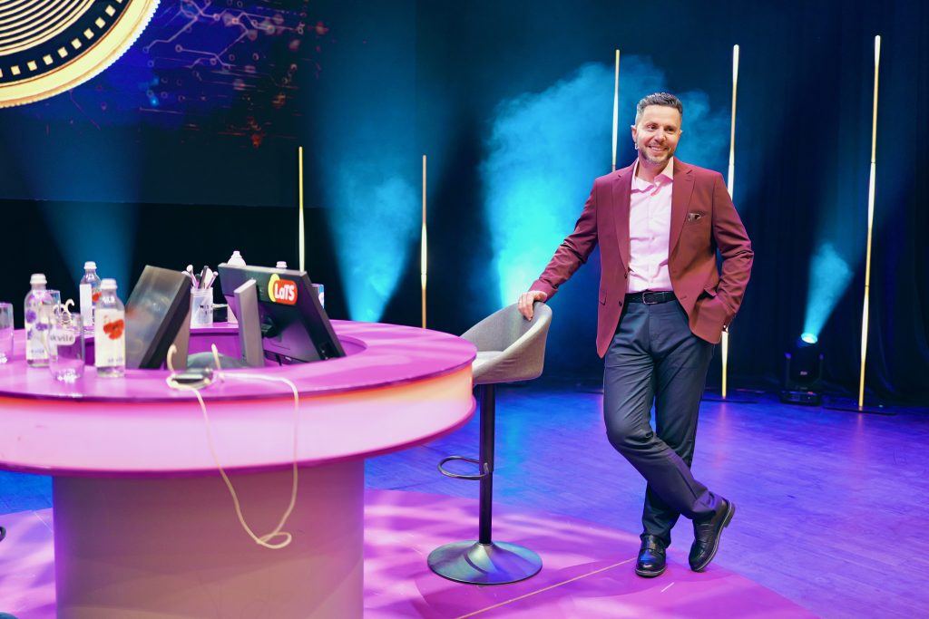 TV šova “Prāta Banka” studija ar vadītāju un filmēšanas procesu