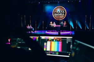TV šova “Prāta Banka” studija ar vadītāju un filmēšanas procesu