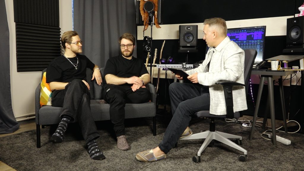 Grupa Papīra Lidmašīnas un Atis Zviedris intervijas laikā ierakstu studijā