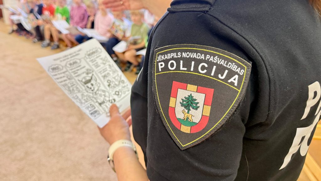 Pašvaldības policijas darbinieks vada nodarbību bērnudārzā