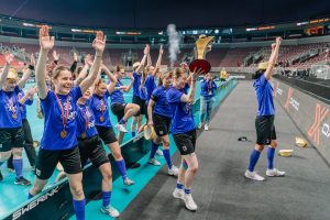Sieviešu florbola komanda svin uzvaru ar kausu sporta arēnā
