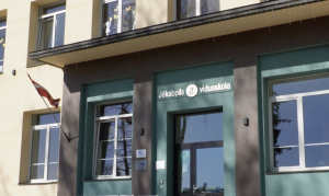 Jēkabpils 2. vidusskolas ieeja ar skolas nosaukumu un Latvijas karogu