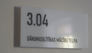 Durvju norāde ar uzrakstu “Sākumizglītības mācību telpa”