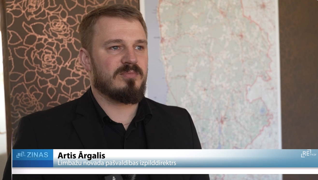 Artis Ārgalis sniedz interviju Limbažu novada pašvaldībā
