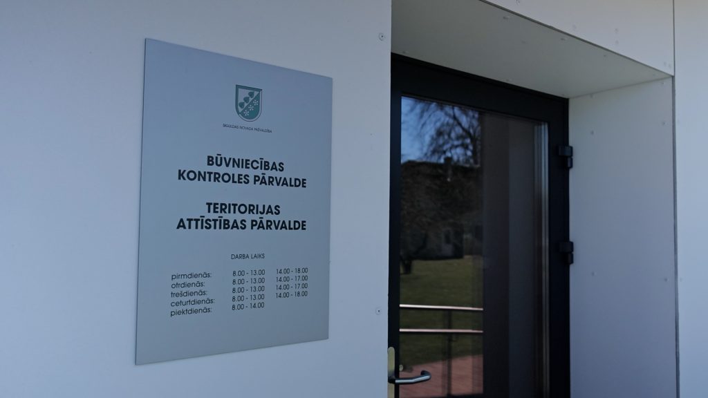 Siguldas pašvaldības Būvniecības kontroles pārvaldes plāksne pie ēkas