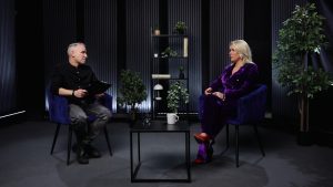 Atis Zviedris un Liene Šomase sarunājas studijā intervijas laikā