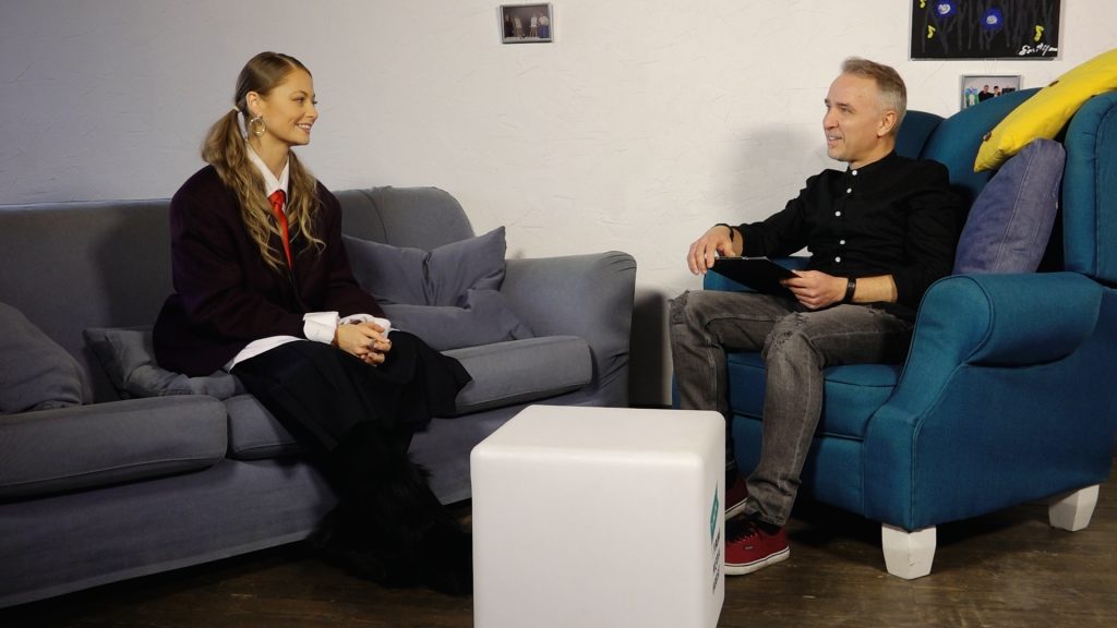 Atis Zviedris intervē dziedātāju Nansiju Garkalni mājīgā vidē uz dīvāna