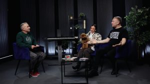 Atis Zviedris intervē grupas Tranzīts pārstāvjus studijā, sarunā piedalās arī sieviete ar suni