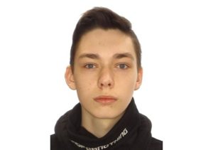 Portreta foto ar cilvēku, kurš skatās kamerā uz neitrāla balta fona.