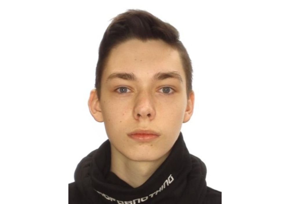 Portreta foto ar cilvēku, kurš skatās kamerā uz neitrāla balta fona.