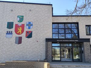 Valkas novada pašvaldības ēka ar ģerboņiem uz fasādes