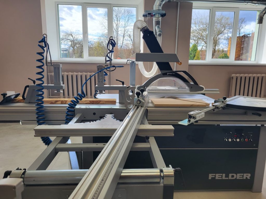 Zāģēšanas iekārta kokapstrādes laboratorijā