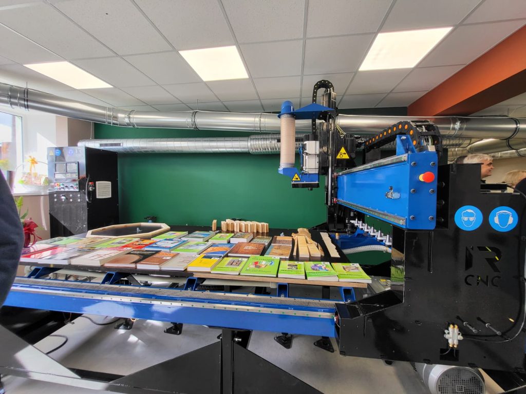 CNC kokapstrādes iekārta ar sagatavēm