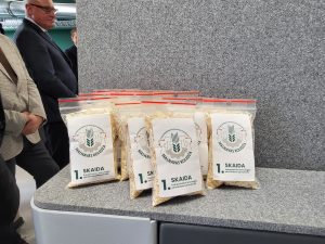 Koka skaidas iepakojumos uz iekārtas
