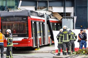 Trolejbuss ietriecies lielveikalā Zalcburgā, notikuma vietā glābēji