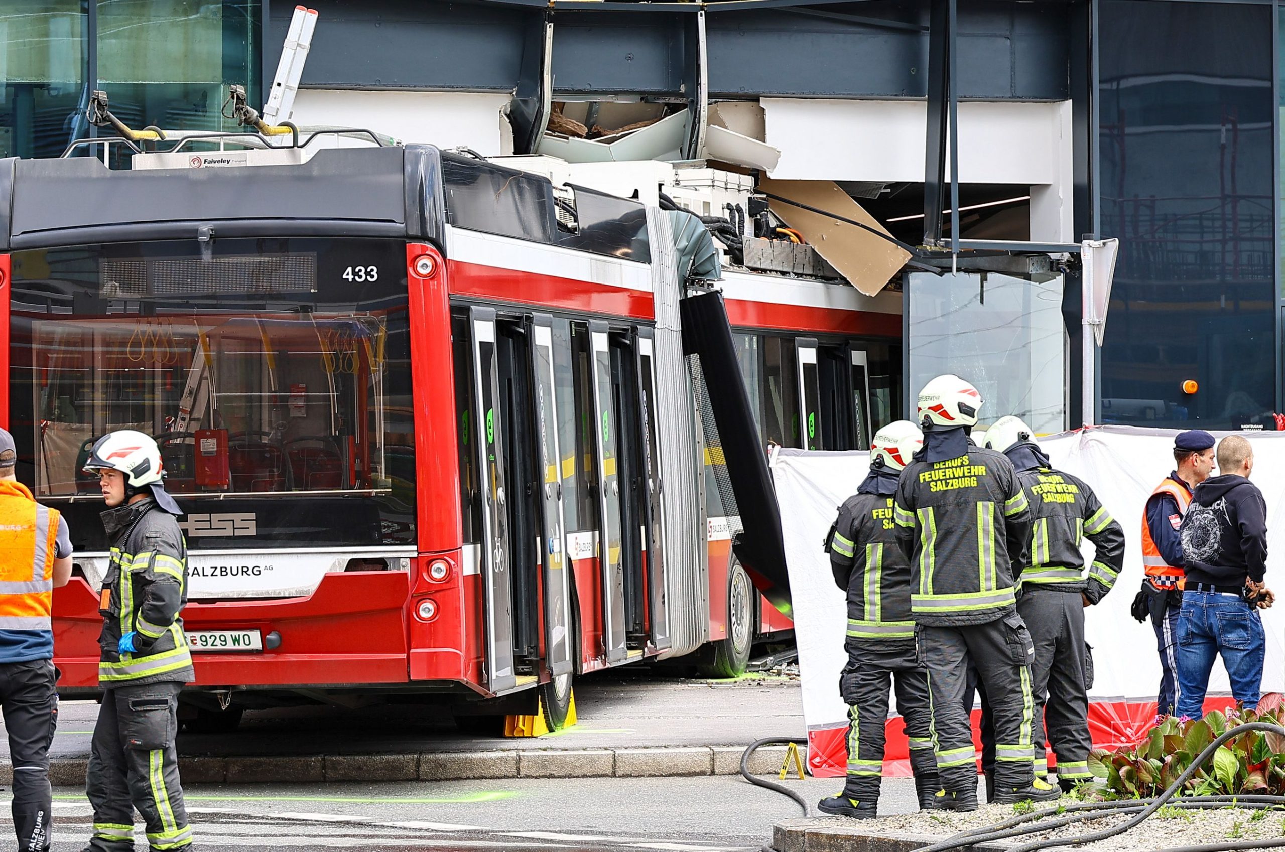 Trolejbuss ietriecies lielveikalā Zalcburgā, notikuma vietā glābēji