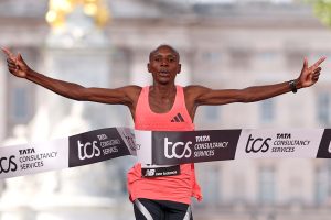 Maratonists finišē Londonas maratonā ar paceltām rokām