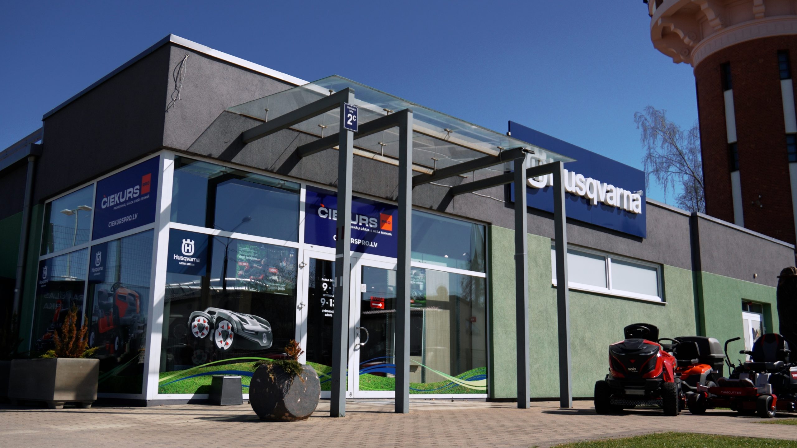 Čiekurs PRO veikals ar Husqvarna zīmolu un dārza tehniku pie ieejas