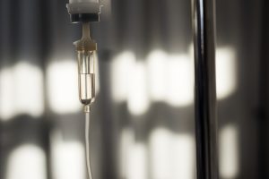 Intravenozās sistēmas pilienu kamera ar šķīdumu