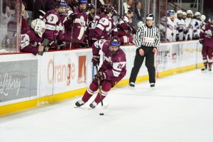 Latvijas U-18 hokejists ar ripu spēles laikā